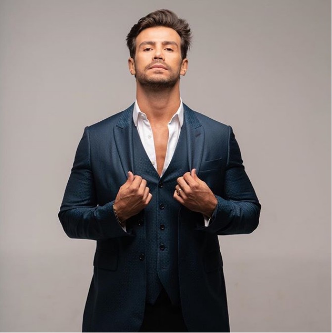 Mariano, da dupla Munhoz, muda visual após 16 anos com cabelão