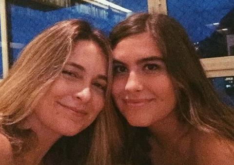 Claudia Abreu posta foto rara da filha em aniversário de 18 anos