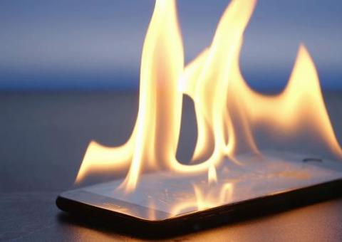 Homem morre eletrocutado enquanto carrega celular e usa fones de ouvido