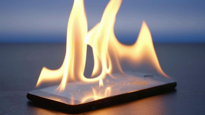 Homem morre eletrocutado enquanto carrega celular e usa fones de ouvido