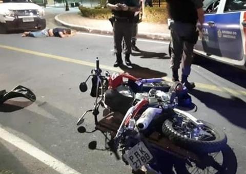 Dupla suspeita de fazer arrastões sofre acidente ao tentar escapar da polícia em Manaus