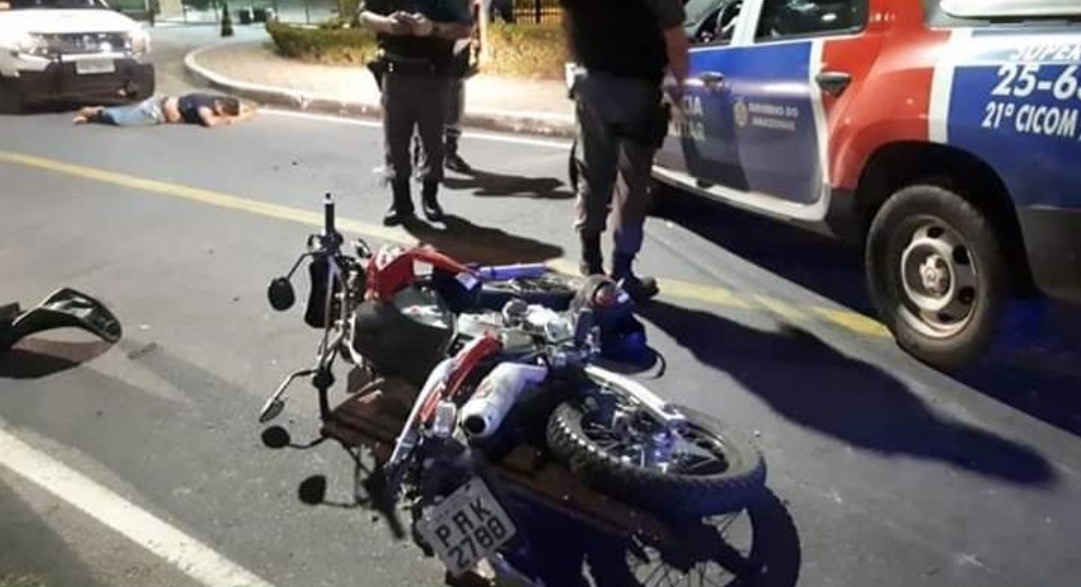 Dupla suspeita de fazer arrastões sofre acidente ao tentar escapar da polícia em Manaus