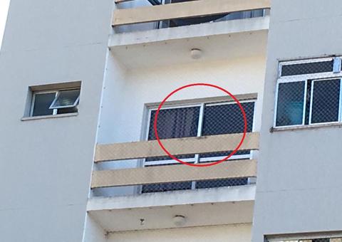 Menina de 8 anos cai do 4º andar de prédio; tela de proteção foi cortada