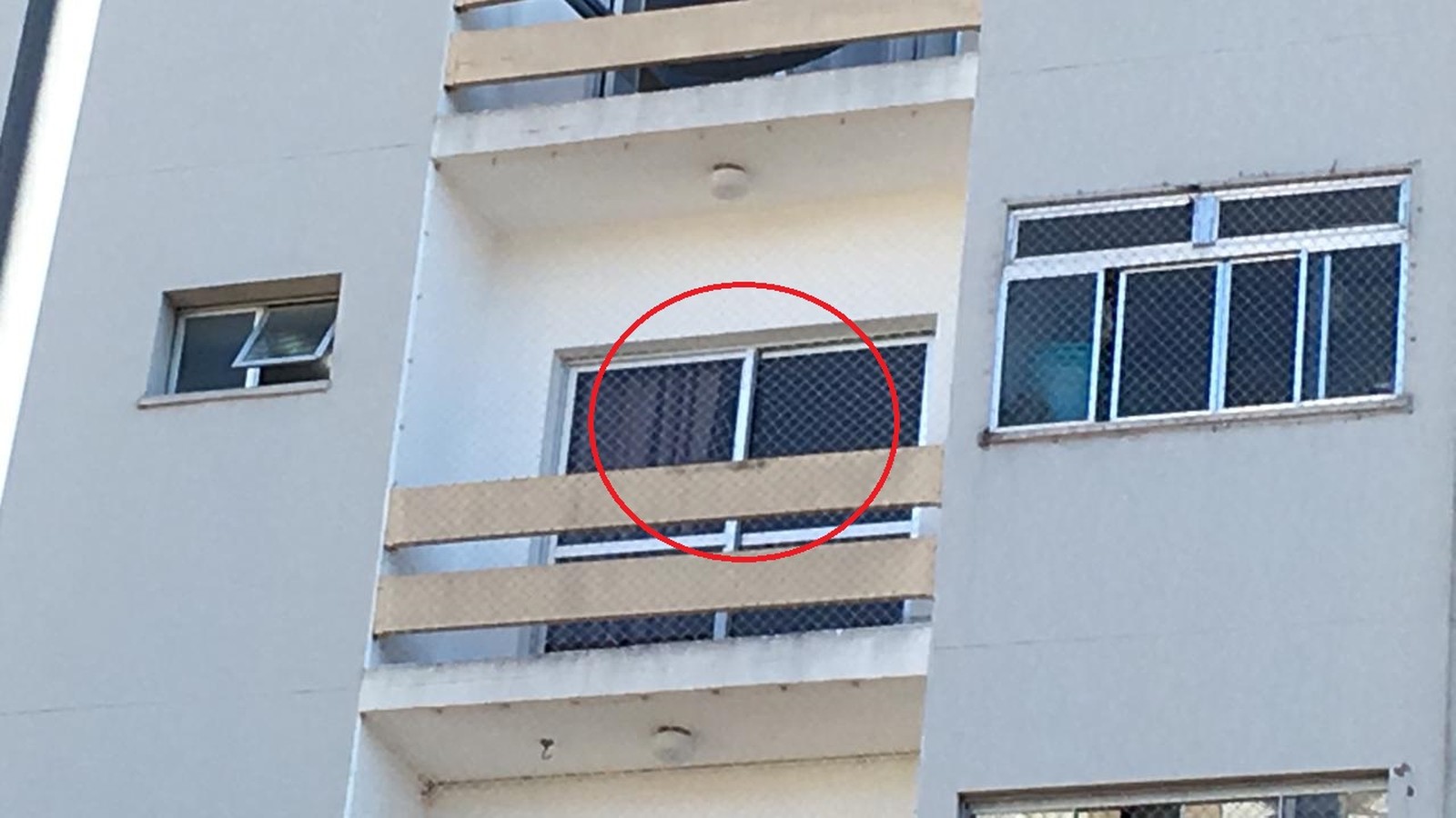 Menina de 8 anos cai do 4º andar de prédio; tela de proteção foi cortada