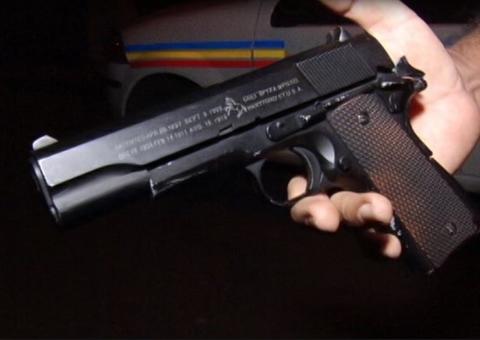 Adolescentes são apreendidos após assaltar ônibus com arma de brinquedo em Manaus 