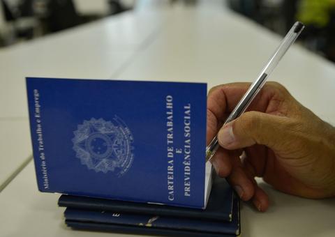 Governo estuda sistema alternativo de carteira de trabalho, diz Guedes
