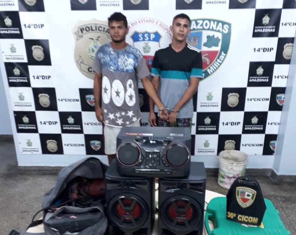 Em Manaus, dupla é presa com armas e jacarés escondidos no banheiro de casa