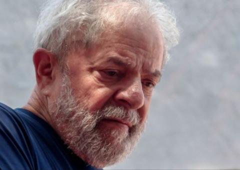 'Lula está revoltado, mas não abatido', diz advogado após visita