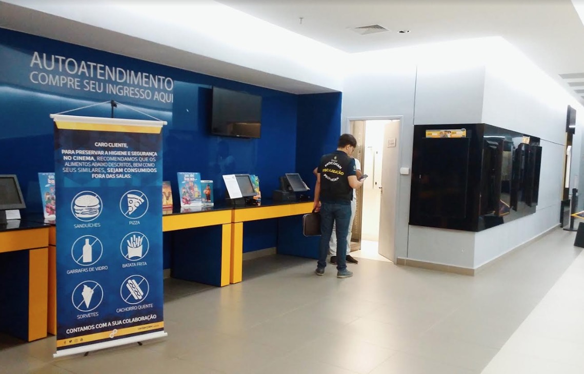 Procon retira placa de venda casada em cinema de Manaus e faz alerta