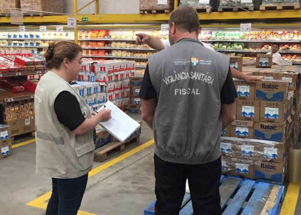 Mais de 20 mil litros de leite de caixa são apreendidos em supermercado de Manaus