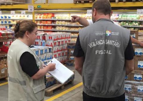 Mais de 20 mil litros de leite de caixa são apreendidos em supermercado de Manaus