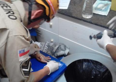 Menino de 11 anos prende anel no dedo e mãe aciona corpo de bombeiros