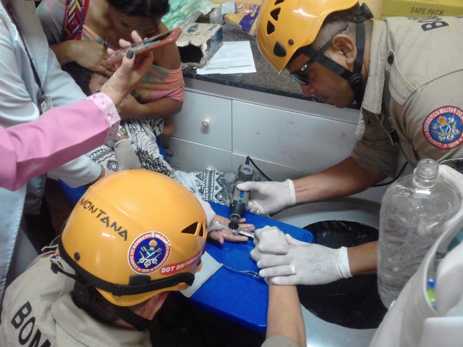 Menino de 11 anos prende anel no dedo e mãe aciona corpo de bombeiros