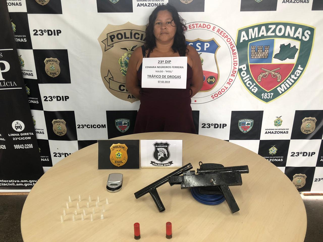 Conhecida como ‘Pitel’, suspeita de tráfico é presa com arma caseira em Manaus