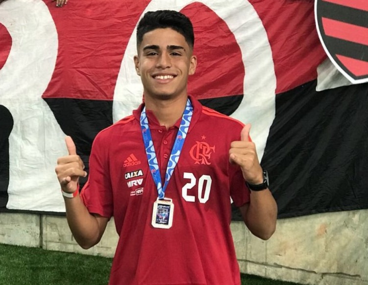 Amazonense que joga no time de base do Flamengo se livra de incêndio em CT no Rio