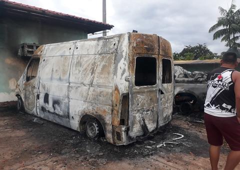 Ambulância e picape de hospital são incendiadas no Amazonas 
