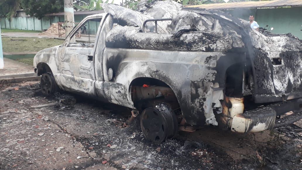 Ambulância e picape de hospital são incendiadas no Amazonas 