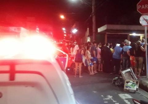 Jovem é morto a tiros em carro após ser seguido por criminosos em Manaus