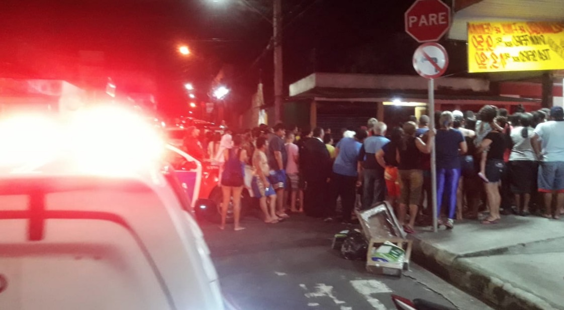 Jovem é morto a tiros em carro após ser seguido por criminosos em Manaus