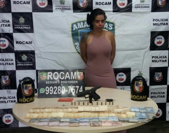 Suposta esposa de 'Marcos Pará' é presa com pistola 380 em avenida de Manaus
