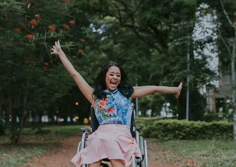 Jovem fica paraplégica após complicações com piercing no nariz