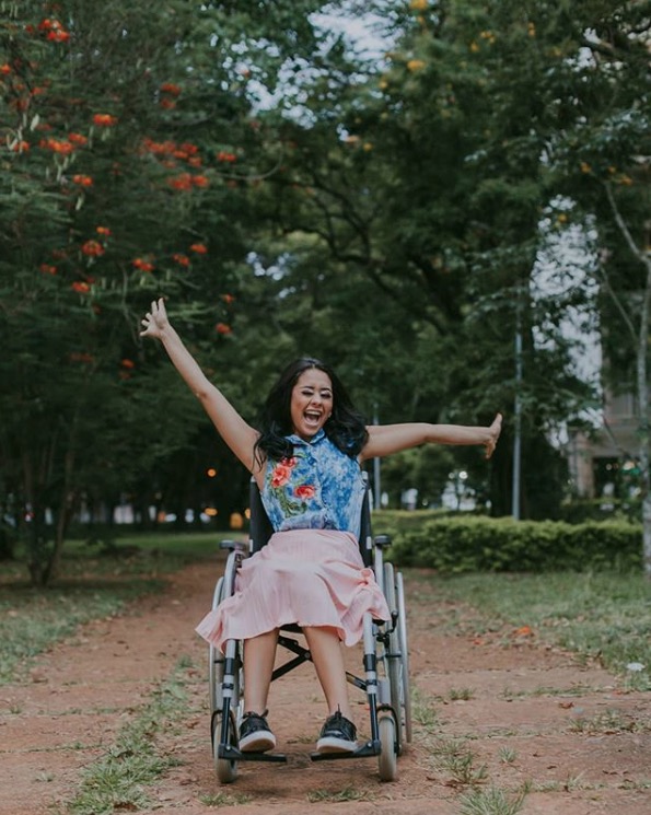 Jovem fica paraplégica após complicações com piercing no nariz