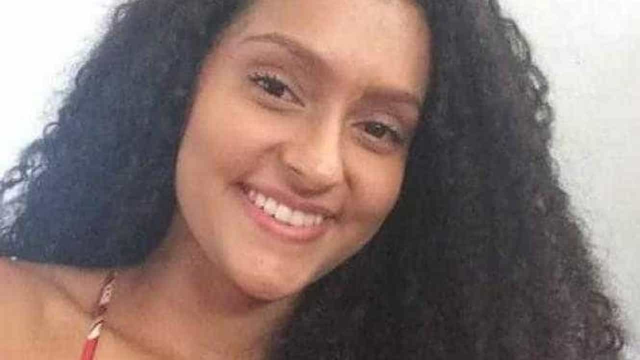 Apresentadora de 21 anos passa mal e morre ao sofrer parada cardíaca