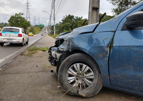 Motorista de aplicativo perde controle de veículo após desviar de motoqueiro em Manaus 
