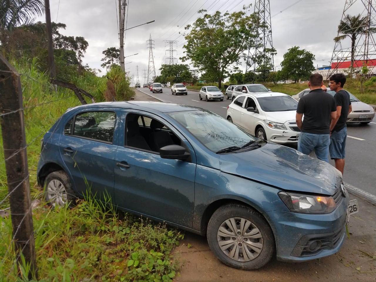 Motorista de aplicativo perde controle de veículo após desviar de motoqueiro em Manaus 