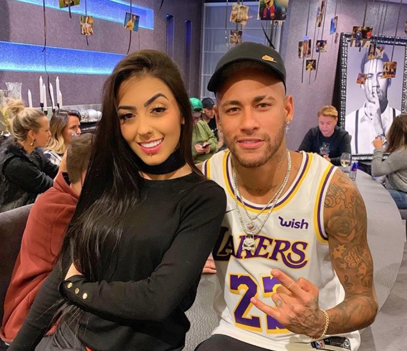 Mc Mirella rebola na torre Eiffel e chama atenção de gringos em Paris