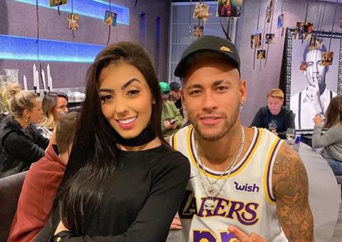 Mc Mirella rebola na torre Eiffel e chama atenção de gringos em Paris