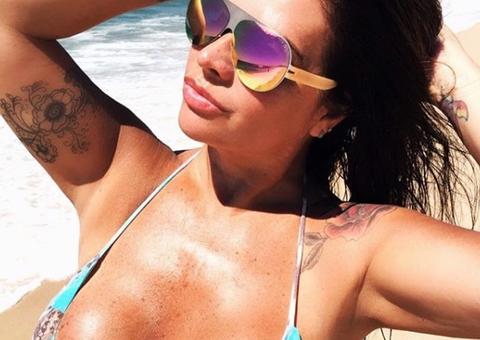 Aos 44, Solange Gomes dá close no bumbum de fio-dental e pergunta: 'caiu?'