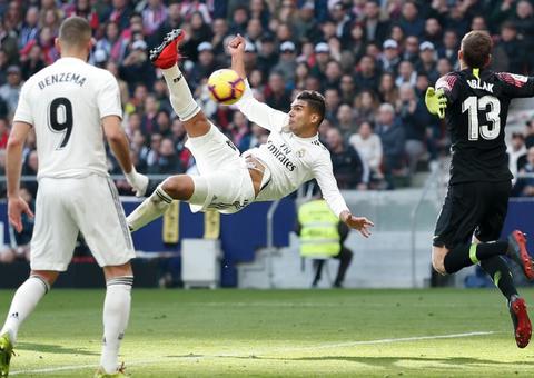 Com golaço de Casemiro, Real vence Atlético no clássico de Madri