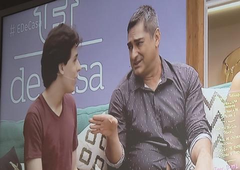 Zeca Camargo fica com barriga saliente à mostra e é zoado na internet