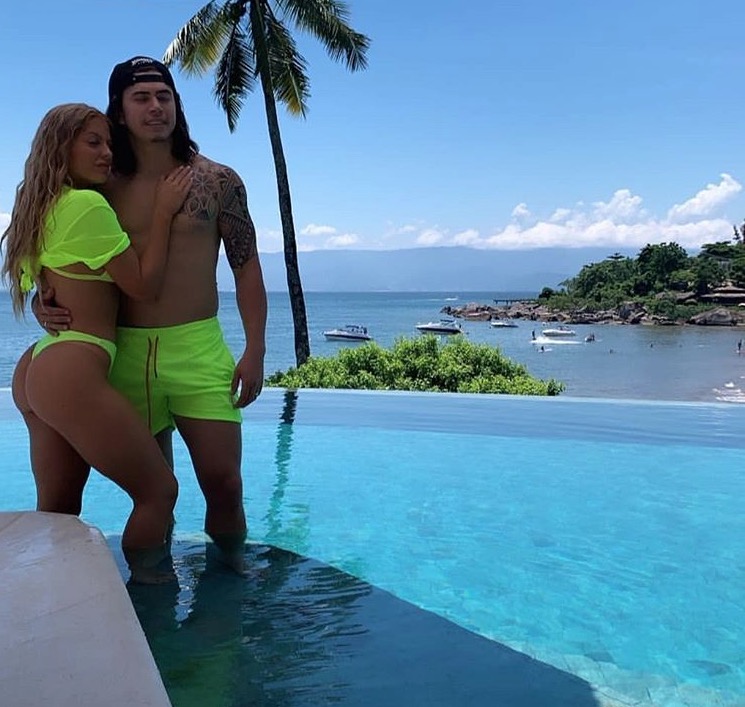 Luísa Sonza exibe bumbum empinado ao lado de Whindersson Nunes 