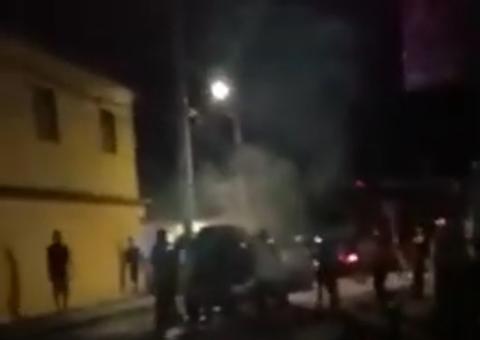 Vídeo: Carro pega fogo após ‘ficar no prego’ em rua de Manaus