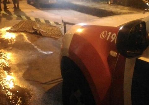 Mulher é morta a tiros em frente à esposa e filha em Manaus