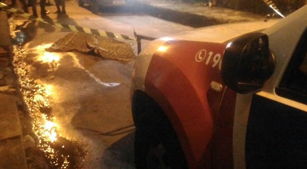 Mulher é morta a tiros em frente à esposa e filha em Manaus