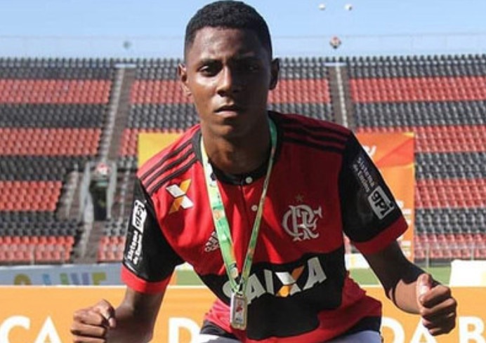 Vítima de incêndio no CT do Flamengo segue internada e respira por aparelhos