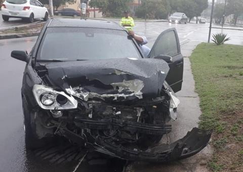 Motoristas perdem controle e carros acabam colidindo durante chuva em Manaus