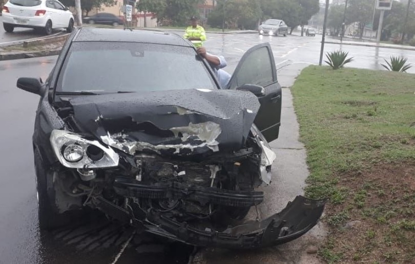 Motoristas perdem controle e carros acabam colidindo durante chuva em Manaus