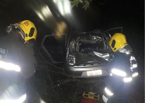 Carro cai em área de mata e motorista fica ferido durante acidente de trânsito em Manaus