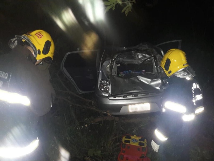 Carro cai em área de mata e motorista fica ferido durante acidente de trânsito em Manaus