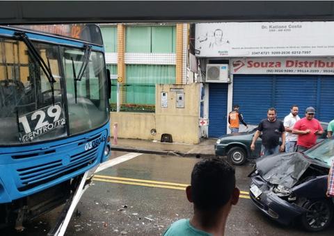 Motorista fica ferido após dormir ao volante e carro colidir com ônibus em Manaus
