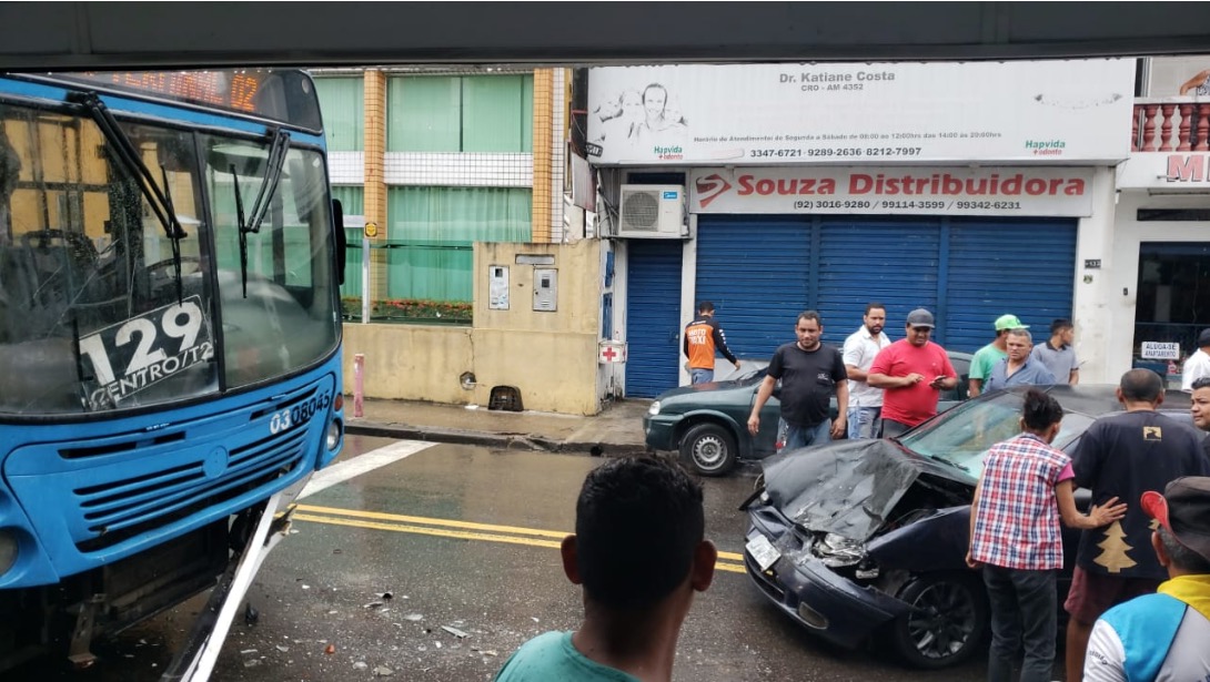 Motorista fica ferido após dormir ao volante e carro colidir com ônibus em Manaus