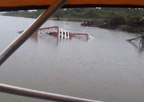 Mulher morre após ficar presa em camarote durante naufrágio no Amazonas