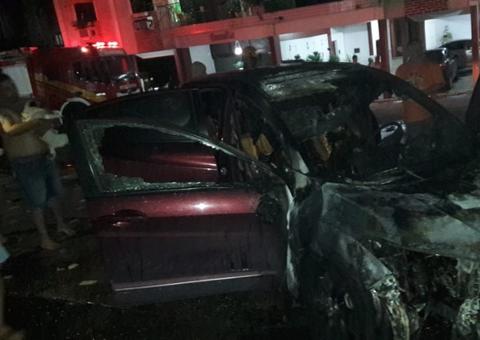 Vídeo: Carro pega fogo em estacionamento de condomínio em Manaus