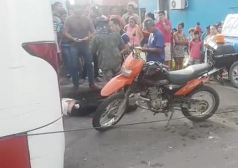 Jovem morre em acidente entre motocicleta e micro-ônibus em cruzamento de Manaus
