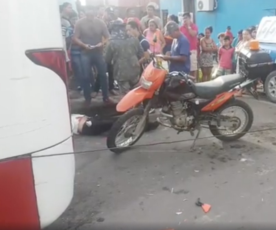 Jovem morre em acidente entre motocicleta e micro-ônibus em cruzamento de Manaus