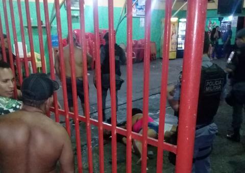 Criminosos invadem bar, matam homem e deixam seis pessoas baleadas em Manaus